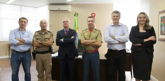 moisés, os chefes das corporações e a vice daniela de braços cruzados posando para a foto