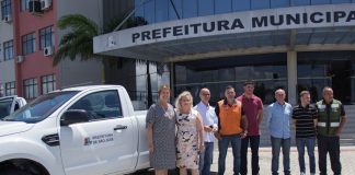 prefeita adeliana, secretária andrea pacheco e outras pessoas posam para foto ao lado de uma caminhonete com o logo da prefeitura de são josé