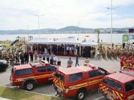 Operação Veraneio contará com 9 mil profissionais e agentes da Argentina foto da sessão solene de abertura da operação com militares perfilados (pms e bombeiros)