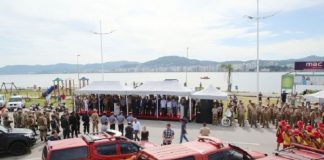 foto da sessão solene de abertura da operação com militares perfilados (pms e bombeiros)