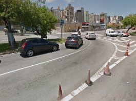 imagem do retorno com alguns carros passando no semáforo verde