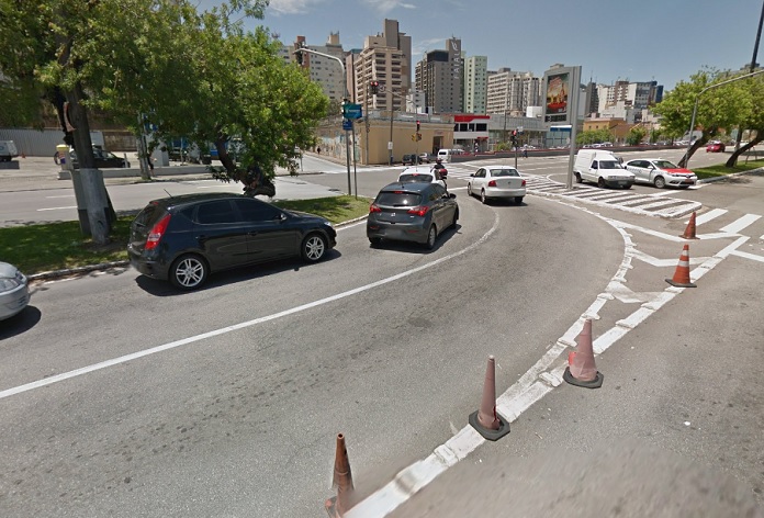 pmf teste fechamento retorno av paulo fontes florianopolis imagem do retorno com alguns carros passando no semáforo verde