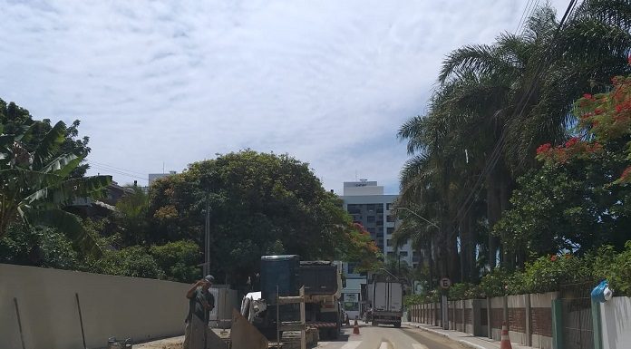 rua com obra em uma calçada