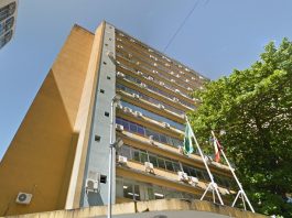 predio do deinfra visto de baixo para cima do ângulo da rua