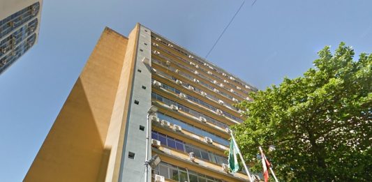 predio do deinfra visto de baixo para cima do ângulo da rua