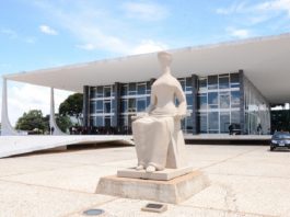 foto da tradicional estátua que representa a justiça cega em frente à sede do stf