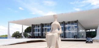 foto da tradicional estátua que representa a justiça cega em frente à sede do stf