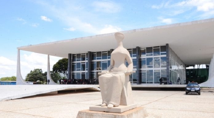 foto da tradicional estátua que representa a justiça cega em frente à sede do stf