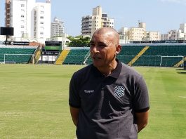 Figueirense tem novo técnico e também um abismo financeiro hemerson com a camisa do clube no gramado do estádio em dia de sol