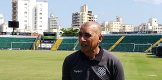 hemerson com a camisa do clube no gramado do estádio em dia de sol