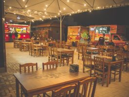 Prefeitura regulamenta food trucks em Palhoça área de refeitório com mesas e cadeiras e food trucks em volta