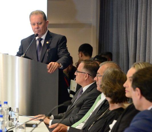 Joares Ponticelli, prefeito de Tubarão, assume a presidência da Fecam ponticelli falando na tribuna da fiesc ao lado de uma bancada com outros políticos