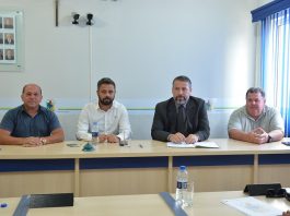 quatro vereadores da mesa diretora sentados no plenário