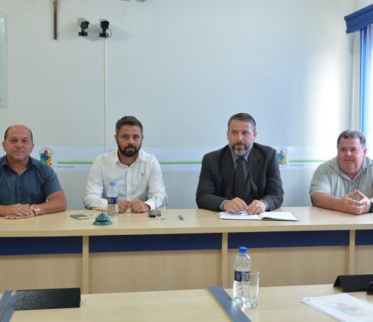 Nova Mesa Diretora da Câmara de Biguaçu toma posse quatro vereadores da mesa diretora sentados no plenário