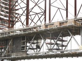 Previsão de entrega da Ponte Hercílio Luz é para o fim de 2019 close na estrutura lateral da ponte, mostrando muitas vigas de aço