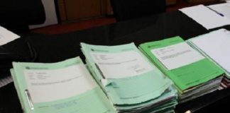 documentos de projetos empilhados sobre mesa