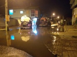 Em Florianópolis foram 57 ocorrências e 217 mm de chuva acumulados dois caminhões parados no meio de rua alagada à noite