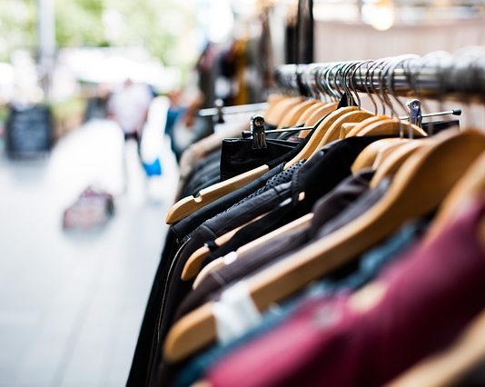 close em cabides com roupas em loja