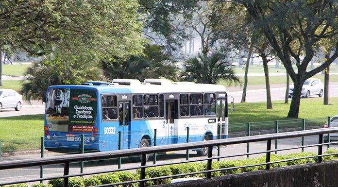 ônibus passando por rua arborizada do centro de florianópolis