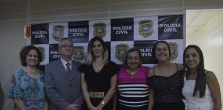 grupo de delegadas com o delegado geral posa para a câmera