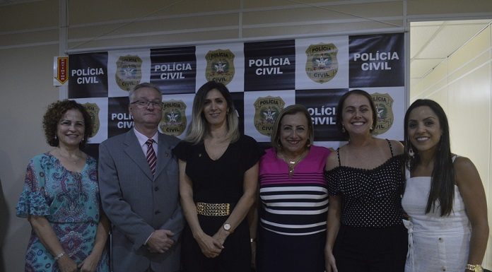 grupo de delegadas com o delegado geral posa para a câmera