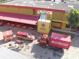 Moisés assina ordem para missão dos bombeiros militares em Brumadinho foto aérea de quartel dos bombeiros com veículos estacionados à frente e equipamento de resgate no chão