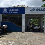 fachada da secretaria do continente, com placa indicativa, e outra do ciac