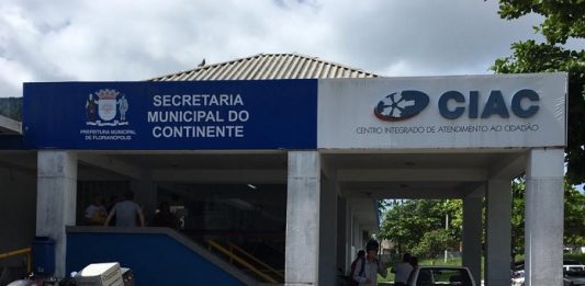 fachada da secretaria do continente, com placa indicativa, e outra do ciac