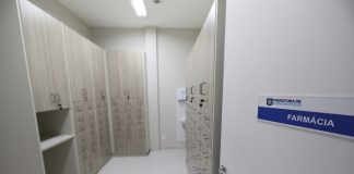 foto da porta e da sala de farmácia da nova upa, com armários cheios de gavetas