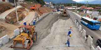 pista inacabada, com operários e máquinas, vista de cima