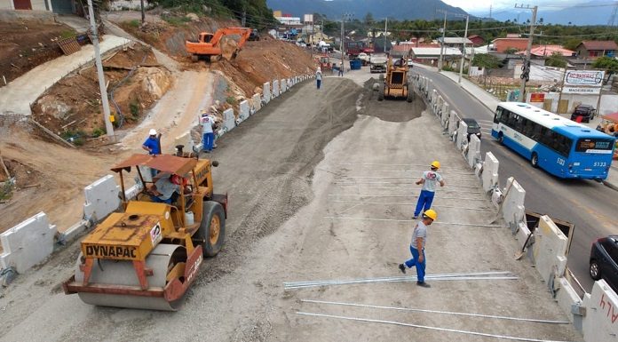 pista inacabada, com operários e máquinas, vista de cima