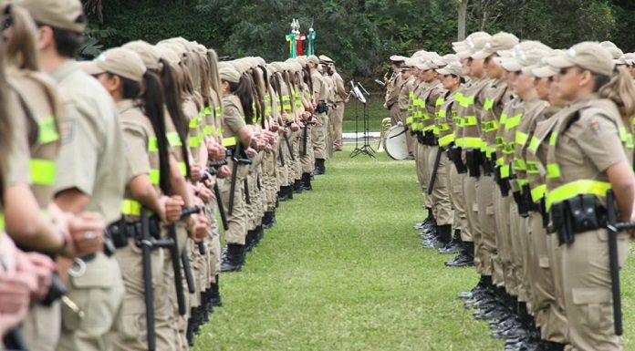 agentes enfileiradas de uniforme em um gramado