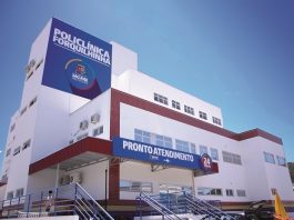 fachada do prédio da upa com duas placas de policlínica forquilha e pronto atendimento 24 horas