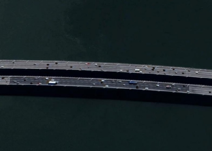 foto de satélite das duas pontes, paralelas