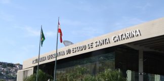 fachada da alesc onde está escrito assembleia legislativa de santa catarina