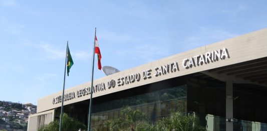 fachada da alesc onde está escrito assembleia legislativa de santa catarina