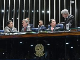Dário propõe que Mesa do Senado tenha um representante de cada região do país vistos de baixo na mesa diretora do senado, presidente davi alcolumbre, dario berger e eunicio oliveira