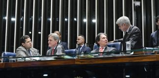 vistos de baixo na mesa diretora do senado, presidente davi alcolumbre, dario berger e eunicio oliveira