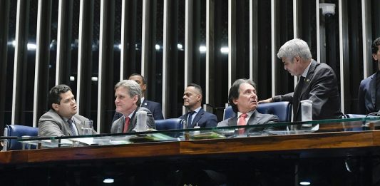 Dário propõe que Mesa do Senado tenha um representante de cada região do país vistos de baixo na mesa diretora do senado, presidente davi alcolumbre, dario berger e eunicio oliveira