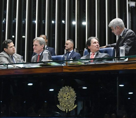 Dário propõe que Mesa do Senado tenha um representante de cada região do país vistos de baixo na mesa diretora do senado, presidente davi alcolumbre, dario berger e eunicio oliveira