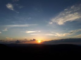 Horário de verão termina à meia-noite do próximo domingo (17) por-do-sol com montanhas em escuras e algumas nuvens
