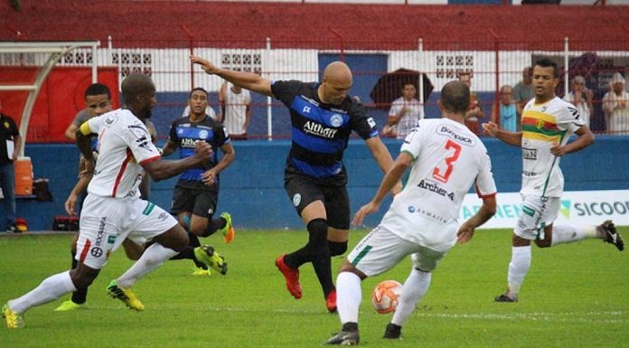 jogadores de brusque e tubarão disputam bola no gramado