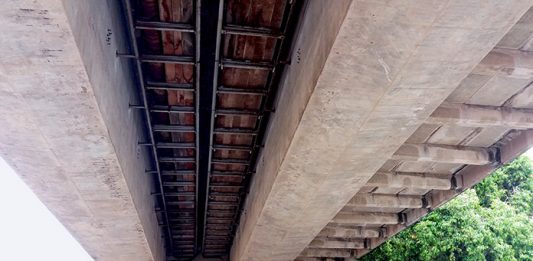 Abertas as propostas para supervisão das obras das pontes de acesso à ilha parte inferior de uma das pontes, mostrando as vigas e estruturas de aço