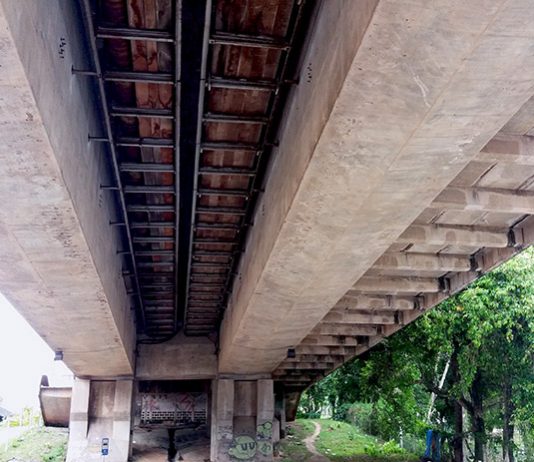 Abertas as propostas para supervisão das obras das pontes de acesso à ilha parte inferior de uma das pontes, mostrando as vigas e estruturas de aço