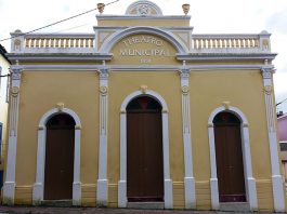fachada do theatro adolpho mello com as portas fechadas e onde se lê "theatro municipal 1854"