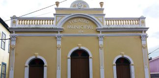 fachada do theatro adolpho mello com as portas fechadas e onde se lê "theatro municipal 1854"