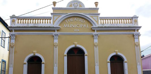Theatro Adolpho Mello sedia Semana do Rock catarinense fachada do theatro adolpho mello com as portas fechadas e onde se lê "theatro municipal 1854"