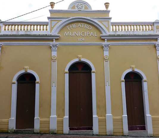 fachada do theatro adolpho mello com as portas fechadas e onde se lê "theatro municipal 1854"