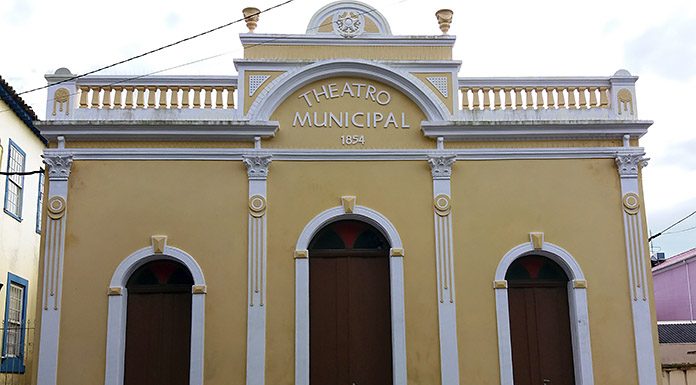 fachada do theatro adolpho mello com as portas fechadas e onde se lê "theatro municipal 1854"