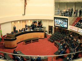 visão superior da galeria do plenário da alesc mostrando público e alguns deputados na cadeiras e outros na mesa diretora